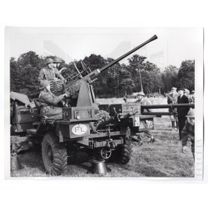 PSZnZ/Emigration Press Photo of Soldiers of the 1st Light Anti-Aircraft Artillery Regiment - Morris C9 Self-Propelled Cannon - 1st Armored Division - President Raczkiewicz