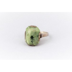 Ring with green jewelry stone, 1st half of 20th century.