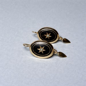 Hanging earrings, mid-19th century.