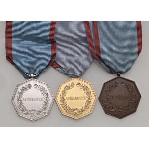 Italian and foreign honours - San Marino. Repubblica Lotto di 3 Decorazioni per anzia...