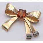 Jewellery - Yellow gold brooch in the shape of a bow with a center qu...