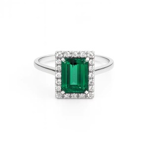 Ring with diamonds and emerald
