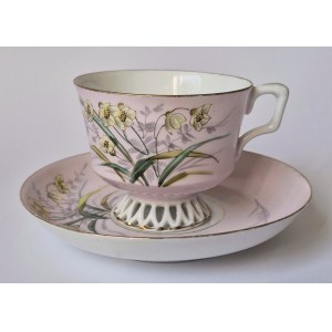 KUZNIECOV. Porcelain cup hand-painted in enamel, Kuznetsov factory, Dulevo, Russia, 1891-1917.