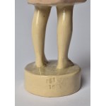 PACYKÓW. Figurka dziewczynki z bukiecikiem kwiatów. Fabryka Fajansu w Pacykowie (1912-1939)
