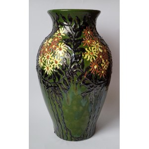 Ceramic vase with Art Nouveau decoration. Märkische Kunst- und Bauerntöpferei Fr. M. Bräuning, Hermsdorf Berlin, 1920s.