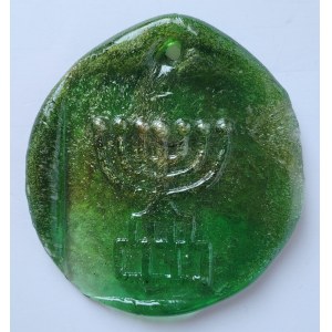 Judaik: plakieta szklana z motywem menory. Polska ok. 1900-1939
