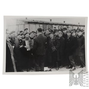 Domáca armáda – nezverejnená(?) fotografia vojakov Domácej armády v zajatí – orol, čiapka s rožkami, vlajočka, páska