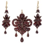 Jewelry set: earrings and brooch-pendant, 19th/20th century.