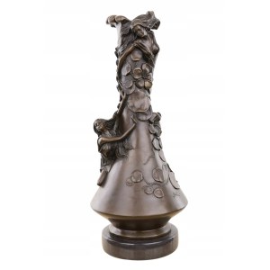 Vaso di bronzo con donne in fiore