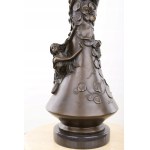 Vaso di bronzo con donne in fiore