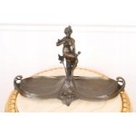 Scultura in bronzo di una donna e di un uccello