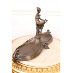 Scultura in bronzo di una donna e di un uccello