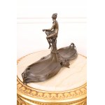 Scultura in bronzo di una donna e di un uccello