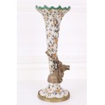 Hunting flacon in porcelain and bronze