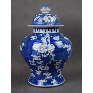 Vase with lid, painted in cobalt, China, Qing, 19th century.