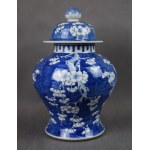 Vase with lid, painted in cobalt, China, Qing, 19th century.