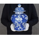 Vase with lid, painted in cobalt, China, Qing, 19th century.
