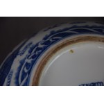 Schale mit zwei Drachen, die um eine Perle kämpfen, China, 20. Jahrhundert.
