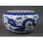 Schale mit zwei Drachen, die um eine Perle kämpfen, China, 20. Jahrhundert.