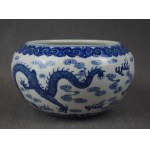 Schale mit zwei Drachen, die um eine Perle kämpfen, China, 20. Jahrhundert.