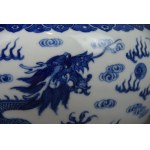 Schale mit zwei Drachen, die um eine Perle kämpfen, China, 20. Jahrhundert.