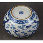 Schale mit zwei Drachen, die um eine Perle kämpfen, China, 20. Jahrhundert.