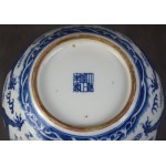 Schale mit zwei Drachen, die um eine Perle kämpfen, China, 20. Jahrhundert.