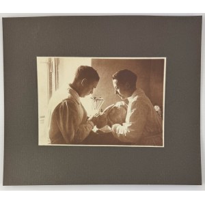 PHOTO - Polish Army doctors in the office of the Air Force Medical Research Center - 1930s.