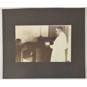 FOTOGRAFIA - Doktor Piotr Macewicz w gabinecie Centrum Badań Lotniczo-Lekarskich - lata 30 XX w.
