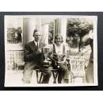 SPORTS [Archery/dedication] Janina Kurkowska-Spychajowa and Donald MacKenzie with the World Championship trophies [third edition] held at the Ranelagh Club. London [4.VIII.1933].