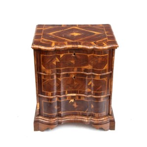 Chest of drawers with a carved top - Northern Italy, 18th century