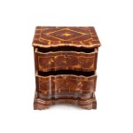 Chest of drawers with a carved top - Northern Italy, 18th century