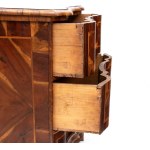 Chest of drawers with a carved top - Northern Italy, 18th century