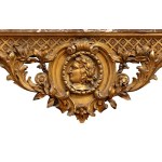 Paire de grandes consoles en bois sculpté et doré avec plateaux en marbre de style Louis XVI - 19e siècle