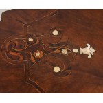 Commode ancienne avec plateau à lattes et incrustation d'os - Région Lombardie-Vénétie, XVIIIe siècle