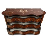 Commode ancienne avec plateau à lattes et incrustation d'os - Région Lombardie-Vénétie, XVIIIe siècle