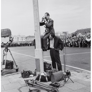 Danuta Rago (1934 - 2000), Fotoreportéři na náměstí Zwycięstwa, 1966/2026