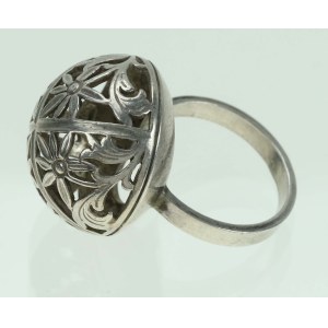 Silver ring with floral motif, Warmet (142)