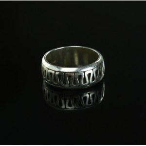 Ring, signed S inscribed in anchor (158)