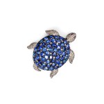 BROOCH IN THE SHAPE OF A TURTLE, 14 KT YELLOW GOLD AND SILVER