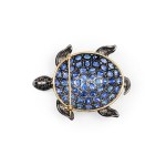 BROOCH IN THE SHAPE OF A TURTLE, 14 KT YELLOW GOLD AND SILVER