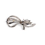 BROOCH, 18 KT WHITE GOLD