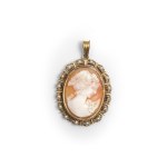 SHELL CAMEO PENDANT, 14-KARAT YELLOW GOLD AND PEARL SETTING