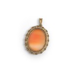 SHELL CAMEO PENDANT, 14-KARAT YELLOW GOLD AND PEARL SETTING