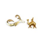 BUNDLE: "J" BROOCH AND CAMEL PENDANT, 14 KT YELLOW GOLD, HALLMARKED