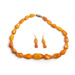 AMBER JEWELRY SET, NECKLACE & PAIR OF DROP EARRINGS