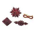 BUNDLE: 4 GARNET BROOCHES, CIRCA 1900/20