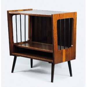 Szafka RTV, stolik fornirowany, drewno czernione; 76 x 70,5 x 42 cm; z tyłu ślad po nalepce;
