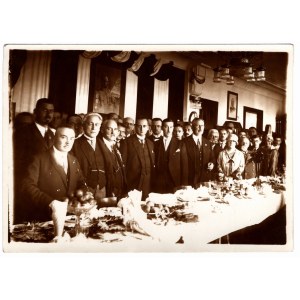 Seconda Repubblica polacca, 1927, Lviv (Lemberg/Leopoli) - Fotografia della cerimonia di inaugurazione della Casa del Legionario; sullo sfondo i ritratti di Jozef Pilsudski e Gabriel Narutowicz - stampa successiva (anni '80) da lastre conservate presso l'
