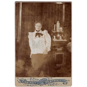 Pocz. 20th c. - Photograph of a Young Woman/Girl in a Domestic Setting; Photographer Unknown